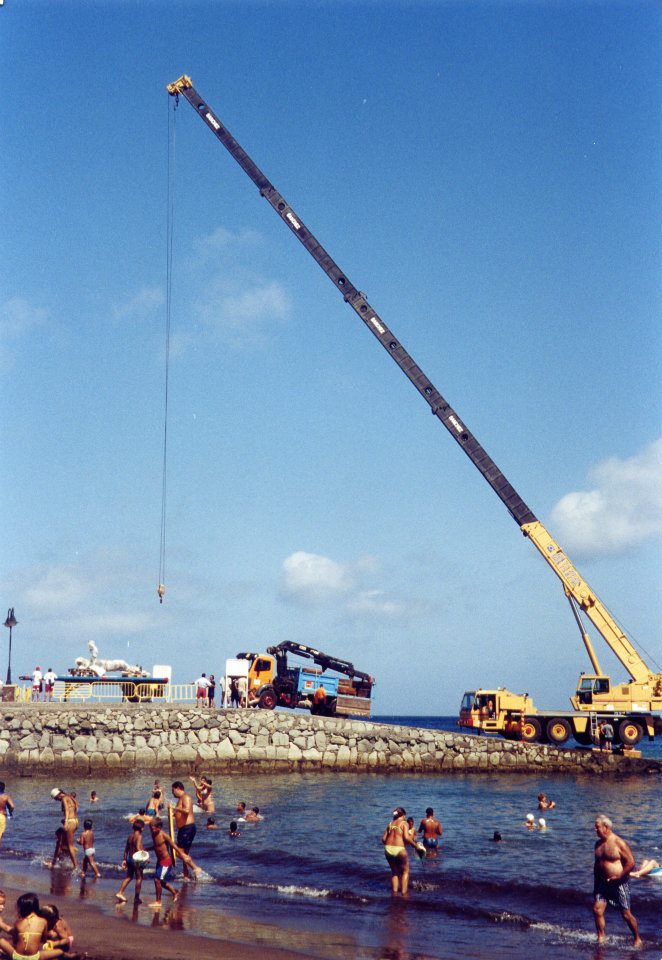 Colocación Estatua de Neptuno, playa de Melenara